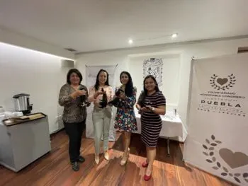 Recibe Voluntariado del Congreso de Puebla donación de cabello para cortinas oncológicas