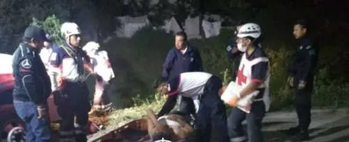 Rescatan a un hombre borracho que cayó de una barranca de tres metros