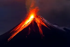 Erupción de volcán enciende alertas en Chile
