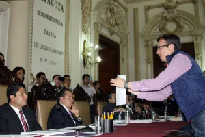 De autoritario no bajan a Rivera en aprobación de su cuenta pública