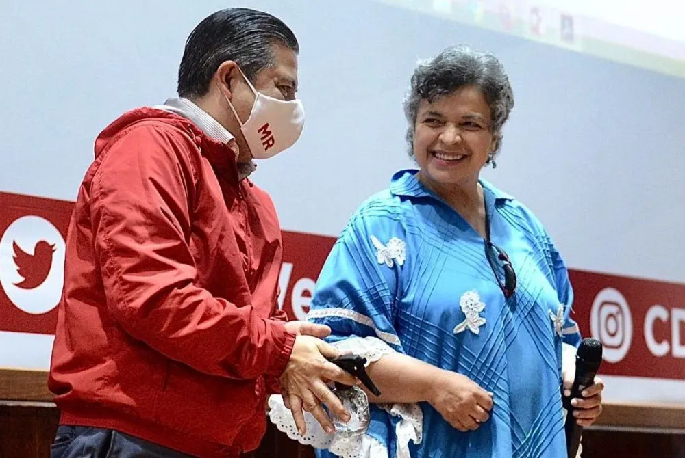 Hospitalizan a la senadora Beatriz Paredes por una volcadura