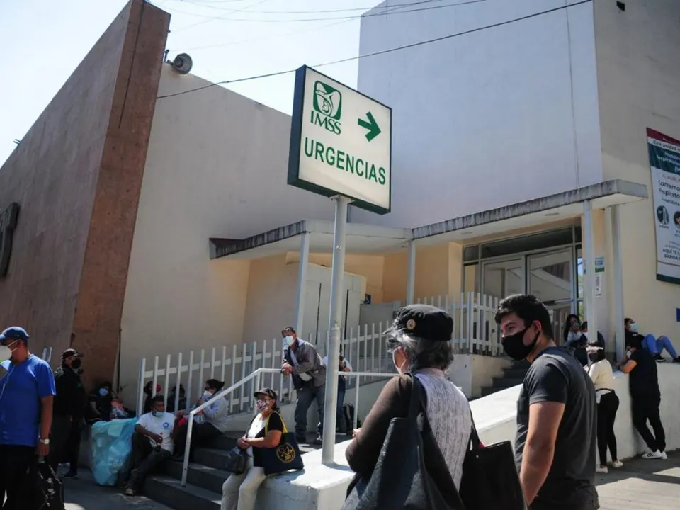 CIUDAD DE MÉXICO, 07FEBRERO2021.- Personal médico perteneciente al Hospital de Los Venados se manifestó afuera de las instalaciones de este nosocomio para exigir la liberación de uno de sus compañeros, el cual fue detenido por elementos de la policía Federal sin justificación, para ello bloquearon las avenidas Municipio Libre y Dr. José María Vertiz, tres horas después le notificaron que las autoridades locales ya se enconyraban en pláticas para liberar a su compañero. FOTO: DANIEL AUGUSTO /CUARTOSCURO.COM