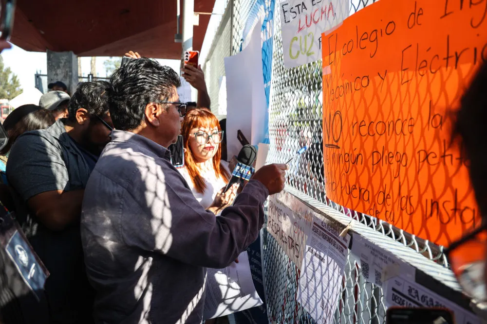 Estudiantes de la BUAP entregan 17 pliegos petitorios tras dos semanas de paro
