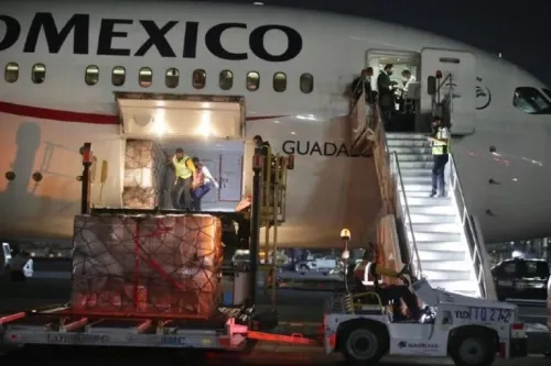 Arriba vuelo 16 del puente aéreo México-China con más de 2 millones de cubrebocas