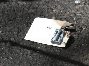 Intentaba robar carta y le explotó en la manos