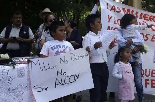 Habitantes de Palmarito se manifiestan en el zócalo capitalino
