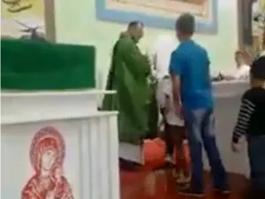 Sacerdote ‘zapea’ a sus feligreses más pequeños durante una misa