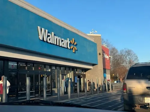 Apuñalamiento masivo en Walmart de Michigan deja 11 heridos; sospechoso detenido