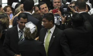Turba priista roba pistola a teniente del Estado Mayor en evento de EPN
