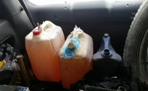 Autos sedán y hasta en ambulancias, los medios de transportar combustible robado