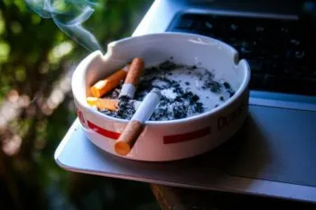 Reino Unido prohibe venta de cigarrillos a menores de 15 años por el resto de sus vidas