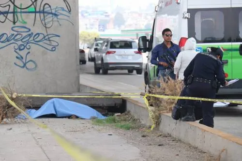 Abandona un cuerpo en el camellón de la México-Puebla