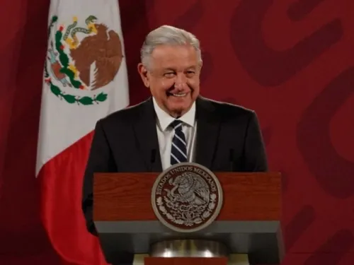 Exige López Obrador acelerar construcción del tren interurbano