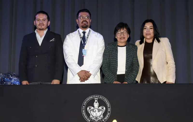 Lilia Cedillo reconoce la vocación y compromiso de médicas y médicos del HUP