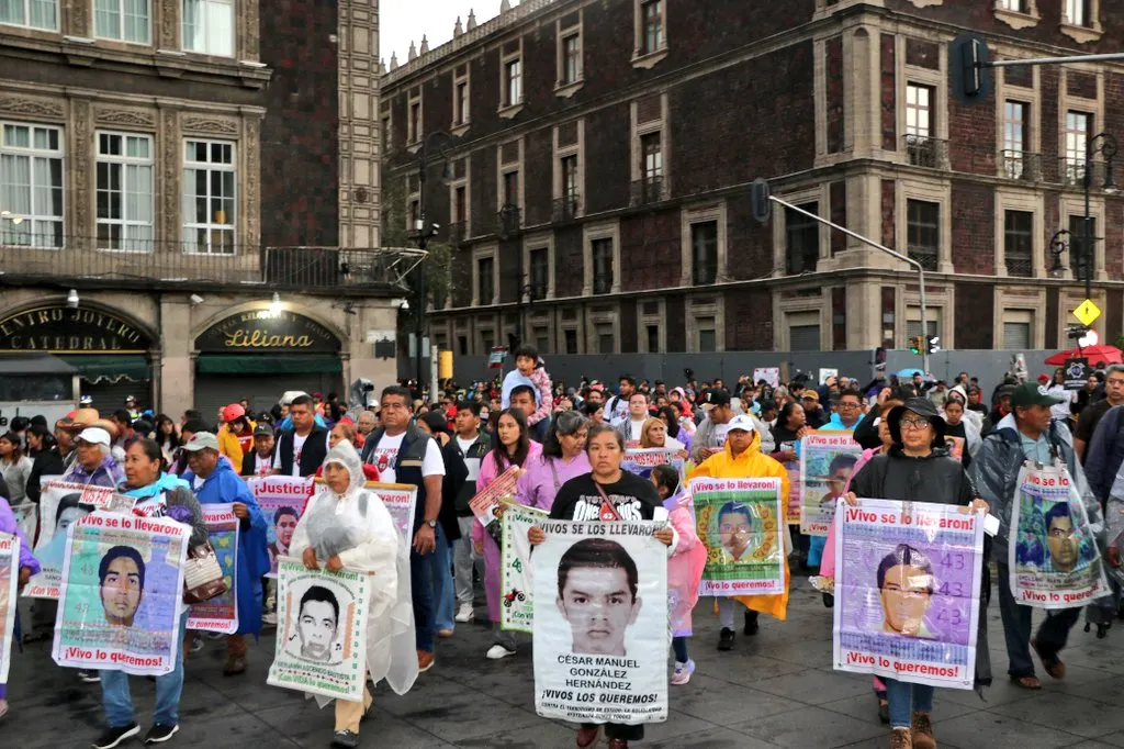 Ayotzinapa: Marcha por 11 años de la desaparición de los 43 se torna violenta en CDMX