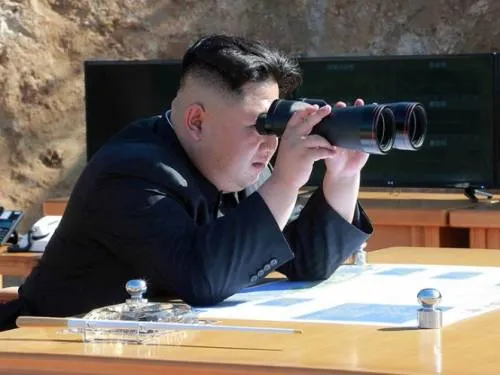Kim Jong lanzó misil como “regalo para los bastardos estadunidenses”