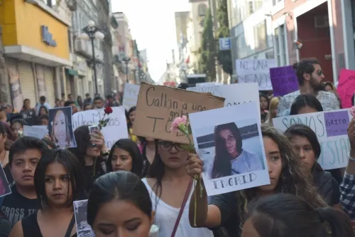 “Estamos hasta la m…”: jóvenes se manifiestan contra los feminicidios