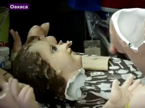 Ellas se dedican a reparar Niños Dios destruidos por los sismos