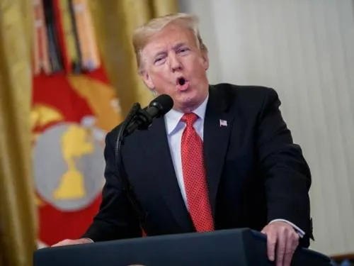 Urge Trump a México detener “ataque” de caravana de migrantes