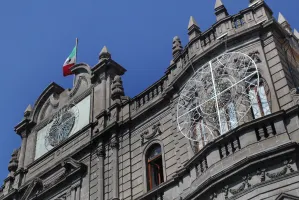 Al poner adornos de Navidad cae de 3 metros empleado en ayuntamiento