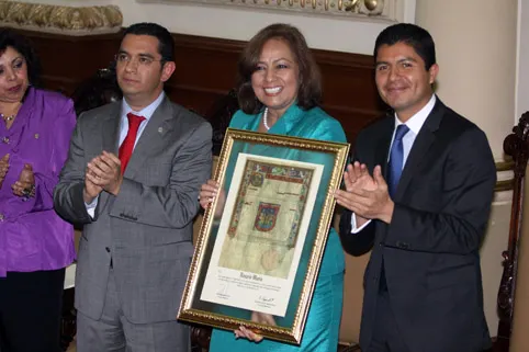Rosario Marín recibe Cédula Real de manos de Eduardo Rivera