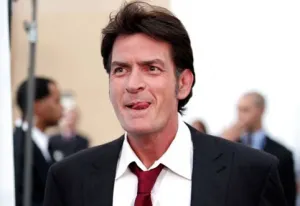 Rumoran versiones que Charlie Sheen regresará a “Two and a Half Men”