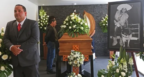 Familia, aficionados y luchadores despiden al Perro Aguayo