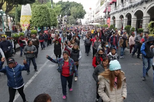 Antorcha Comercial se manifiesta afuera de Palacio Municipal en plena sesión de cabildo