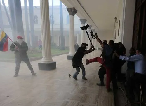Turba irrumpe en Parlamento venezolano y agrede a diputados
