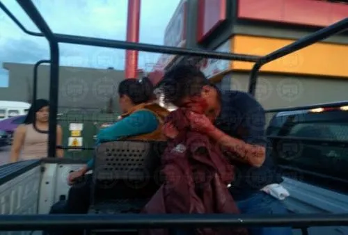 Detienen y golpean a pareja de asaltantes en Bosques de Manzanilla