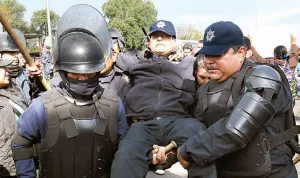 Deja heridos intento de desalojo de cuartel en Oaxaca
