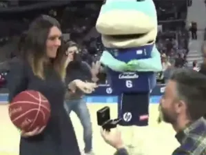 Video: Propone matrimonio en juego de Básquetbol y lo rechazan