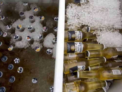 Paga a empleados con ‘chelas’ y alitas por Covid-19