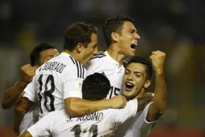 México remonta y gana 3-1 a El Salvador