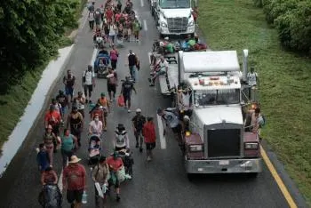 Caravana migrante avanza hacia el municipio de Pijijiapan, Chiapas