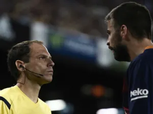 Piqué se va cuatro partidos suspendido