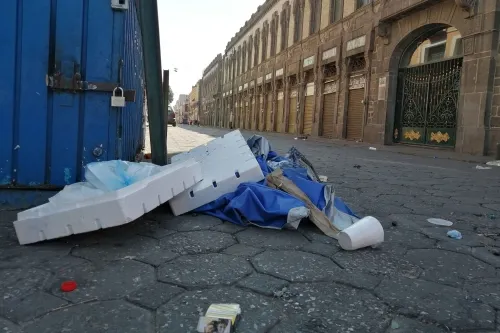 El Centro vacío de gente pero lleno de basura (VIDEO)