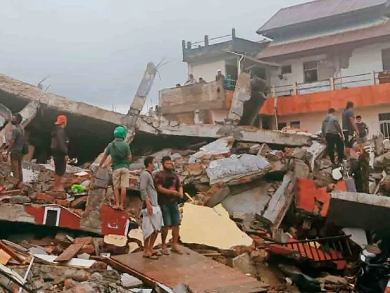 Reportan al menos 7 muertos por sismo de 6.2 en Indonesia