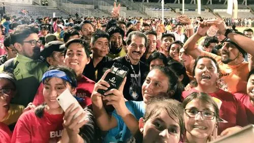 Video: Impulsa Esparza Ortiz el deporte; da el banderazo de salida a la carrera nocturna