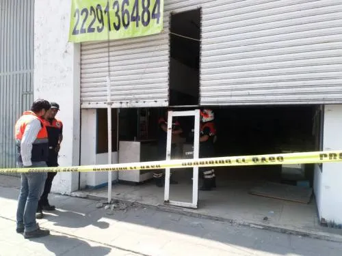 Cae hombre de techo de láminas en pleno Centro Histórico