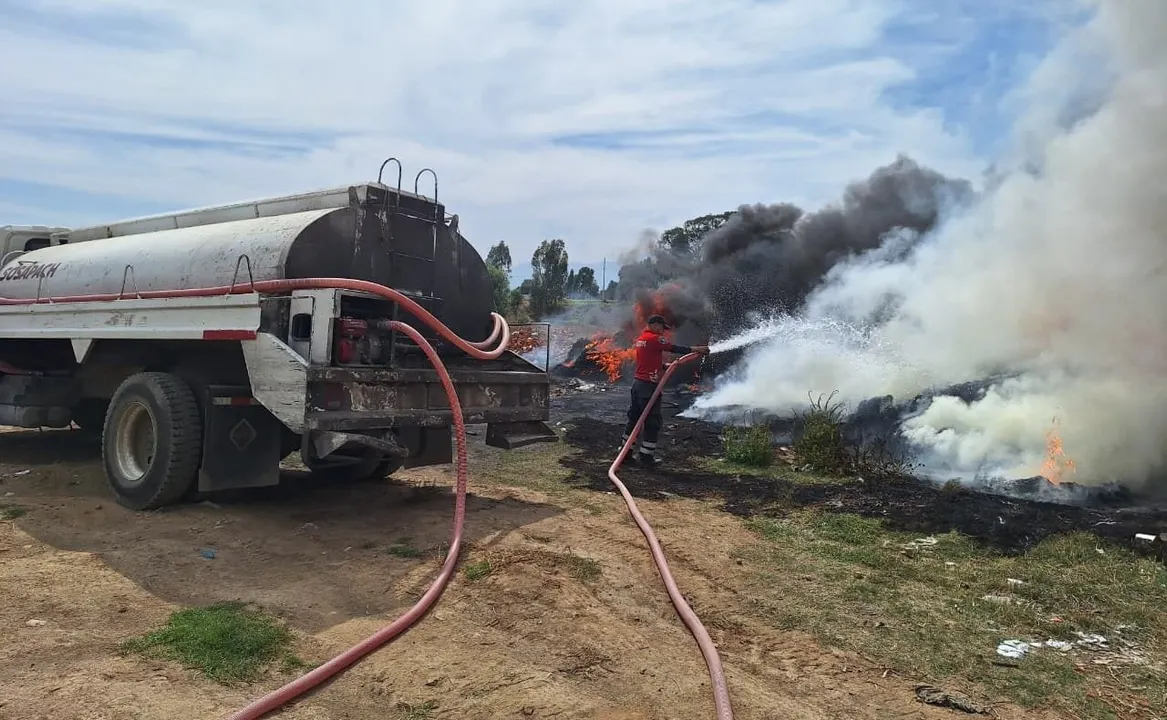Controlan incendio en lote baldío de San Juan Tlautla, en San Pedro Cholula