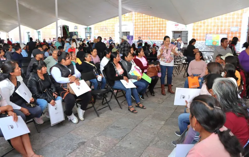 59 mujeres de Atlixco reciben título de propiedad de manos de Ariadna Ayala y Víctor Suárez