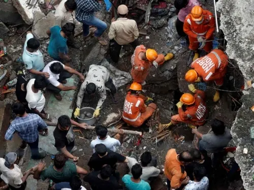 Derrumbe de edificio en India deja al menos 26 muertos