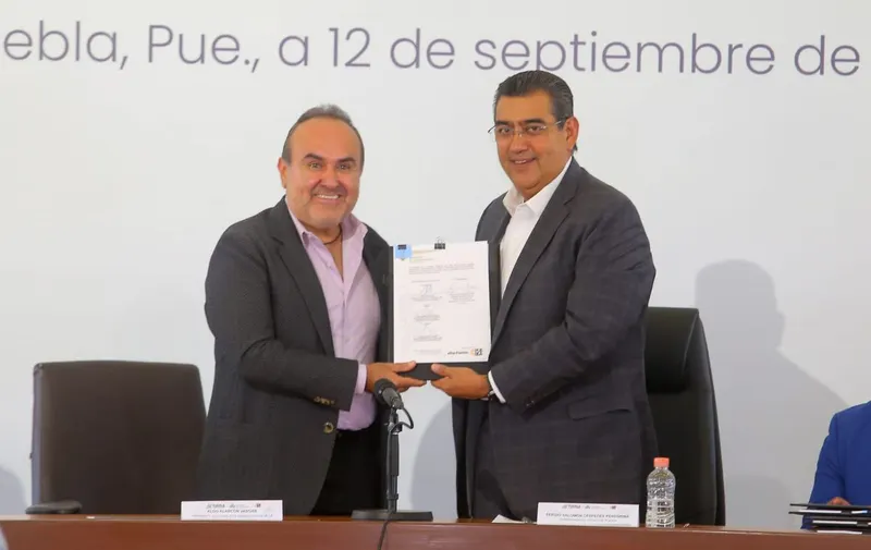 Aldo Alarcón Vargas, presidente del Consejo de Administración de la CAPU, y Sergio Salomón Céspedes Peregrina, gobernador del estado de Puebla. Foto: Especial