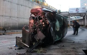 Vuelca automóvil en el distribuidor vial Juárez-Serdán