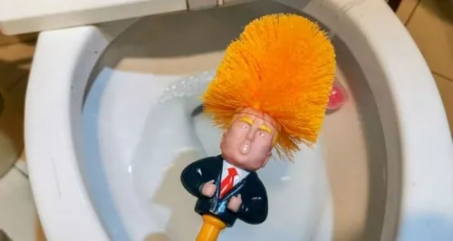 Trump se convierte en cepillo para limpiar la taza del baño