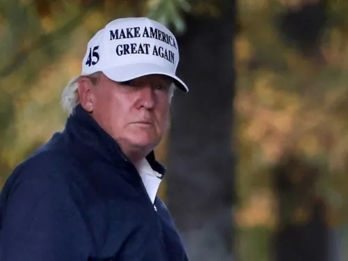 Trump vuelve a su campo de golf; Biden va a misa