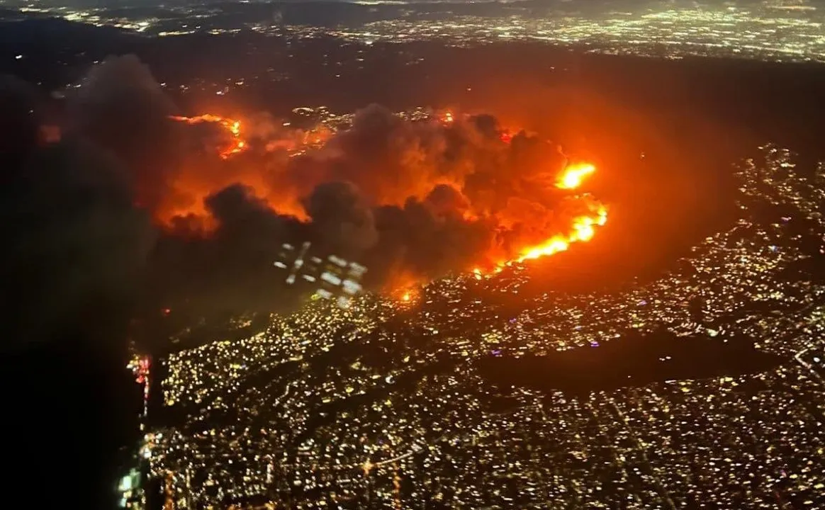 Incendios forestales en California provocan a evacuaciones masivas y cortes de energía