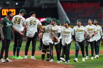 ¡Golpe de autoridad! Pericos vence 13-5 a Diablos y toma ventaja en la Serie de Zona