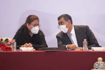 Céspedes Peregrina entrega reconocimiento a Rosario Orozco por su trabajo altruista e institucional